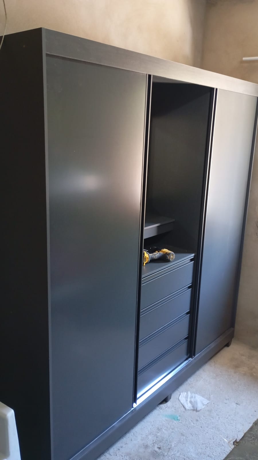 Guarda-roupa preto montado